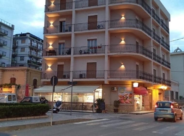 Esterno Piazza Roma Rooms a Milazzo - Immobilfin Srl
