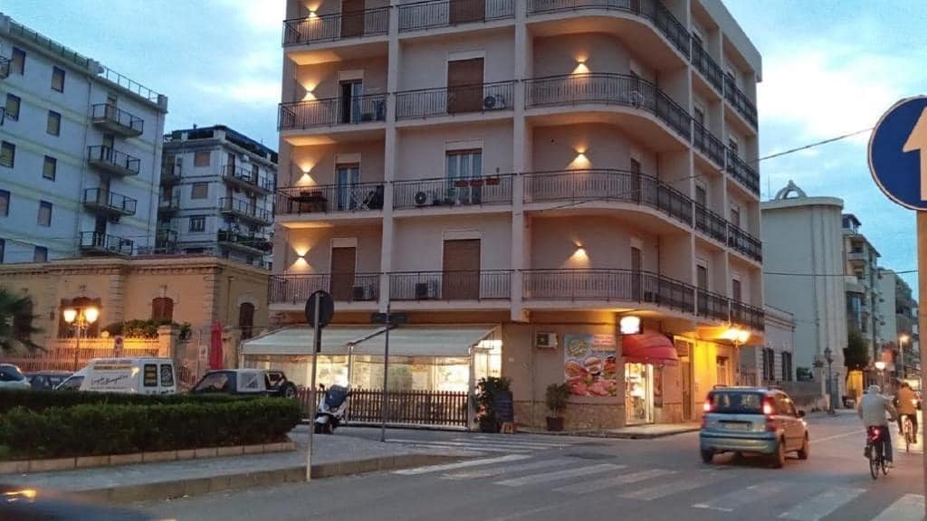 Esterno Piazza Roma Rooms a Milazzo - Immobilfin Srl