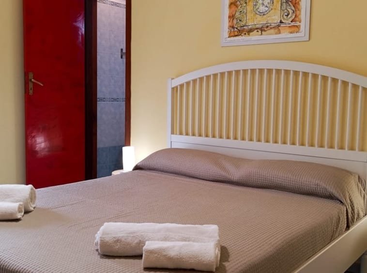 Camera Matrimoniale con Bagno in Piazza Roma a Milazzo - Immobilfin Srl