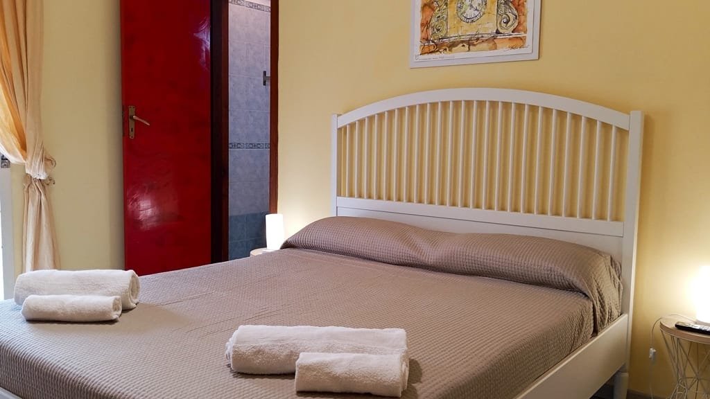 Camera Matrimoniale con Bagno in Piazza Roma a Milazzo - Immobilfin Srl