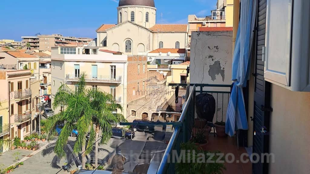 Balcone su Piazza Perdichizzi - Appartamento Quadrilocale Via Cumbo Borgia, Milazzo (Me) - Immobilfin Milazzo